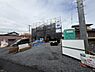 その他：現在建築中の物件で完成が楽しみな現場です。敷地内には車両の進入も可能な広さがあります。周辺には住宅が建ち並び落ち着いた環境が感じられます。道路に面してアクセスも便利な立地です。