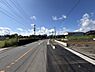 その他：前面道路は広く車の出入りがしやすい印象です。周囲は開放感のある景色が広がっています。現地は日当たりも良好で見通しの良い立地です。周辺には自然も感じられる環境となっています。