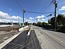 その他：前面道路が広く車の出入りがしやすい環境です。電柱や配線も整備され周囲には開放感があります。現地は日当たりがよく空も広く感じられる印象です。舗装もしっかりとしており安心して利用できます。