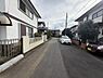 その他：前面道路は幅員があり車の通行も快適に行えます。周囲は住宅が並んでおり落ち着いた雰囲気です。車の出し入れもしやすい環境となっています。道路沿いには整った歩道も確認できます。空模様の明るさも印象的です。