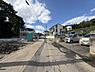 その他：周辺は住宅が並び落ち着いた街並みが広がっています。前面道路は幅員もしっかり確保されており車の出し入れもスムーズです。陽当たりが良く空が広く開放的な印象です。両側には駐車スペースも整備されています。