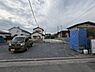 その他：平坦で広々とした敷地が確保されています。周囲に住宅が立ち並び落ち着いた雰囲気です。建築工程が進行中で今後の活用が楽しみな土地です。前面道路もゆったりとしています。
