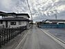 その他：前面道路は車両の通行に十分な幅があり交通量も少ないため安心して利用できます。現地周辺は落ち着いた雰囲気で住環境を重視したい方に適しています。両側に建物が整然と並び整った街並みが印象的です。
