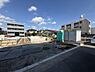 その他：現地は日当たりが良く周囲には低層の住宅が立ち並んでいます。前面道路は舗装されており車両の進入もスムーズです。敷地は整備が進んでおり建築工事も順調に進行中です。