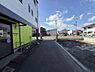 その他：前面道路が整備されており周辺には住宅や店舗が建ち並ぶ現地の様子です。道路と建物の配置にゆとりが感じられ落ち着いた雰囲気の街並みとなっています。天候も良く現地の雰囲気が明るく伝わる写真です。