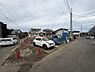 その他：現地写真から周辺の住宅街の様子が確認できます。前面道路は広々としており車の出入りもスムーズです。前面道路が整備されているため快適に利用できます。現地敷地も全体が見渡しやすい配置です。