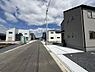 その他：ゆとりある幅の前面道路が特徴で車の出し入れがしやすいです。周囲は新しい住宅が並び整った街並みが広がります。舗装された道路と歩道がしっかり区切られており安心感があります。