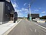 その他：前面道路は幅員が広く車の出し入れがしやすい印象です。現地周辺は新しい建物が多く整った街並みが感じられます。舗装がきれいで日当たりが良好です。静かな環境が広がっています。