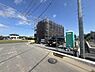 その他：幅の広い前面道路が印象的で車の出入りがしやすい現地写真です。周囲に開放感があり視界も広がります。現地の様子がしっかり伝わる写真となっています。