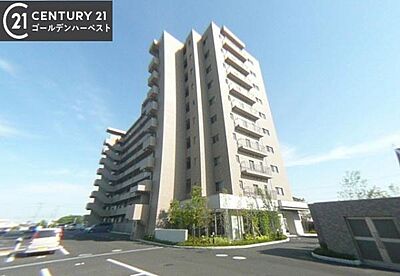 外観:スタイリッシュな印象の外観が特徴のマンションです。清潔感あるエントランス周辺や植栽の緑も整っています♪ 外観:スタイリッシュな印象の外観が特徴のマンションです。清潔感あるエントランス周辺や植栽の緑も整っています♪