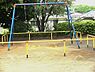 周辺：美しが丘第三公園まで619m、高台にあること、木々が多く存在することで落ち着いた雰囲気を持っている公園です。ブランコがあります。