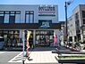 周辺：FUJI根岸橋店まで1027m、生鮮食料品を中心として豊富な品揃え、品質鮮度にこだわったお店です。夜遅くまで営業しているのでいざという時に助かります。