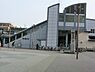 周辺：相鉄線瀬谷駅まで2138m、地下1階・地上10階建ての「ライブゲート瀬谷」が屋根付きのペデストリアンデッキで駅と直結された。1・2階は商業施設。