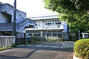 横浜市立新田小学校まで643m、なだらかな坂道を登った小高い丘に、新田小学校はあります。周囲は竹林などの緑に囲まれ、自然豊かな立地です。