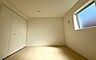子供部屋：《洋室》　■机とべットを入れても十分な広さ。お子様の勉強部屋に。