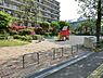 周辺：本郷公園まで743m、栄区役所前にある小さな公園。遊具は滑り台と、お砂場、広場です。