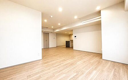 《リビングダイニング》 ■開放的で広いリビング。のびのびとくつろげるリビングは、家族のコミュニケーションの場として、みんなが集まる憩いの場所に。