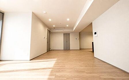 《リビングダイニング》 ■凛とした白の静寂に満ちた、上質なリビング空間。窓から差し込む自然光がフロア全体を柔らかく包み込み、開放感あふれるこの場所は、日々の暮らしに心地よいリズムをもたらします。
