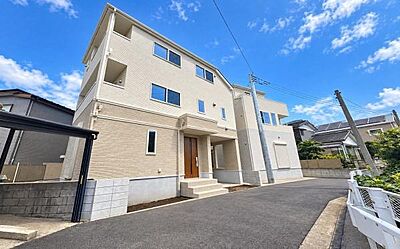 外観:《外観》 ■機能性とデザイン性を兼ねそろえた理想の住まい。美しい外観やくつろぎの室内空間にふさわしい素材・形・色彩、上質感に満ちております。 外観:《外観》 ■機能性とデザイン性を兼ねそろえた理想の住まい。美しい外観やくつろぎの室内空間にふさわしい素材・形・色彩、上質感に満ちております。