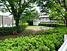 周辺：腰越かに公園まで701m、可愛いかにの石像が待っています。遊具は滑り台・ブランコがあります。