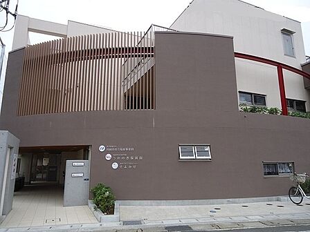 うめのき保育園まで1138m、養護と教育が一体になった保育を目指し、健康で心豊かに生活できる保育園。