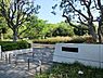 周辺：港南台西公園まで950m、大型複合滑り台やグラウンド、芝生のある緑に囲まれた大きな公園。