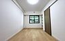 寝室：リフォーム施工中画像《寝室》　■心地よい眠りへといざなうしっとりと落ち着いた雰囲気の寝室。