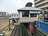 周辺：京急線「神奈川」駅まで251m、2015年の乗降人数が京急線72駅中72位という一見地味な駅ですが、歴史が古く「関東の駅100選」にも選ばれています。