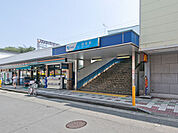 小田急江ノ島線「鶴間」駅まで910m、市役所の最寄駅。駅から東側約450ｍに「大和オークシティー」というイオン・イトーヨーカドーの入った大型SCがあります。