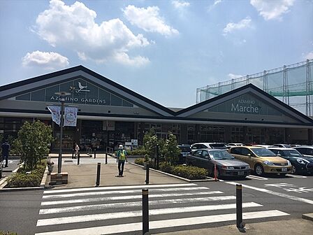 あざみ野ガーデンズまで2483m、テニス、フットサル、ゴルフ練習場、そしてレストラン、ホームセンターなども揃うスポット。