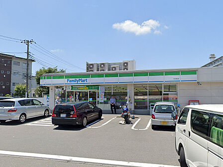 ファミリーマート市沢町店まで1528m、「環2市沢上町」交差点から左近山団地に向かう途中にあるコンビニです
