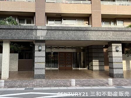 【エントランス】TVモニター付オートロック採用のエントランスです。