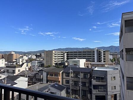 【眺望】陽当たりが良く、街並みの奥に山並みが見え、季節や時間帯によって表情の変わる景色をお楽しみいただけます。