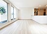 リビング/ダイニング：～Living room～  家族みんなが集まるリビング。やさしい色合いのフローリングと白いクロスの明るい空間はきっと家族の心も穏やかに癒してくれます。