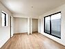 室内：～Private room～  2面採光で光を集めるプライベートルームはゆっくりと落ち着く空間です。クローゼットもございますので、収納家具を新たに揃える準備も省け、なにより居住空間を広く使えるので快適