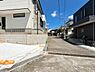 その他：～Frontal road～  前面道路は閑静な住宅地をはしる車通りの少ない道路。ゆとりのある住宅地で部屋の窓を開けるとそこには心地よい風が通りぬけます。