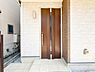 玄関：～Entrance～  すりガラスが光を取り込み明るい玄関となっております。広さも有るので、靴が並んでいても窮屈さを感じません。