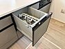 キッチン：【Dishwasher】  パワフルな洗いで汚れを落としてくれる食洗機。家事の時短になり、ご家族との時間も増えそうですね。