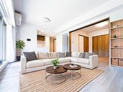 ～Living Dining～  開放感あふれるモダンなキッチンスペース。窓からはたっぷりと朝日が差し込み明るく快適な空間を演出してくれます。（本画像家具はCGで作成、家具の設置はありません）