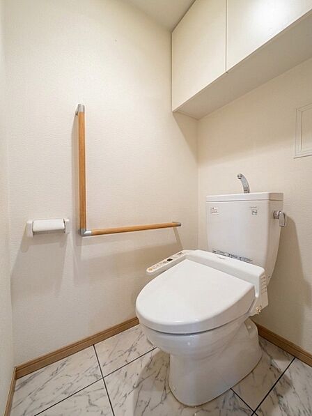 ～Toilet～  いつまでも清潔な空間であって頂けますように、目に留まるだけではなく、汚れをふき取り易いフロアと壁紙をチョイス致しました。