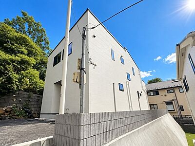 外観:~Exterior~ 周辺には学校や買物施設もあり生活、子育てに適した環境が広がっています!「永住地」として、物件のご見学だけではなく、周辺の環境や通学できる学校についてもご相談ください。 外観:~Exterior~ 周辺には学校や買物施設もあり生活、子育てに適した環境が広がっています!「永住地」として、物件のご見学だけではなく、周辺の環境や通学できる学校についてもご相談ください。