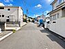 その他：～Frontal road～  前面道路は閑静な住宅地をはしる車通りの少ない道路。ゆとりのある住宅地で部屋の窓を開けるとそこには心地よい風が通りぬけます。