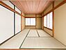 和室：～Japanese-style room～  多目的にご利用できる和室は畳みなので気兼ねなくお昼寝もできるのもＧＯＯＤ！伝統的な日本情緒のある、温かみと落ち着きが感じられます。