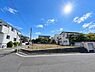 その他：～Frontal road～  前面道路は閑静な住宅地をはしる車通りの少ない道路。ゆとりのある住宅地で部屋の窓を開けるとそこには心地よい風が通りぬけます。