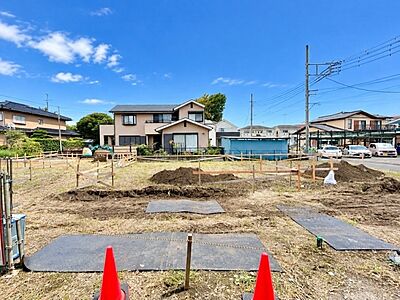 外観:~Exterior~ 道路と高低差のない立地は生活しやすく魅力的ですね。 外観:~Exterior~ 道路と高低差のない立地は生活しやすく魅力的ですね。