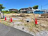 その他：～Frontal road～  前面道路は閑静な住宅地をはしる車通りの少ない道路。ゆとりのある住宅地で部屋の窓を開けるとそこには心地よい風が通りぬけます。