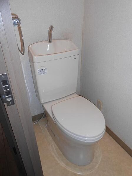 トイレには上部に収納棚があります