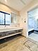 洗面：【Powder room】  ご家族の1日が始まり、1日が終わりを締めくくる洗面空間。快適に過ごせることはもちろん、気品や優雅さを兼ね備えたパウダールームです。