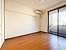 寝室：【Room】  1日の疲れを癒し、心地よく寛げるようゆったりとした広さを確保しています。