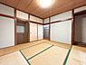 室内：明るい光が差し込む洋室